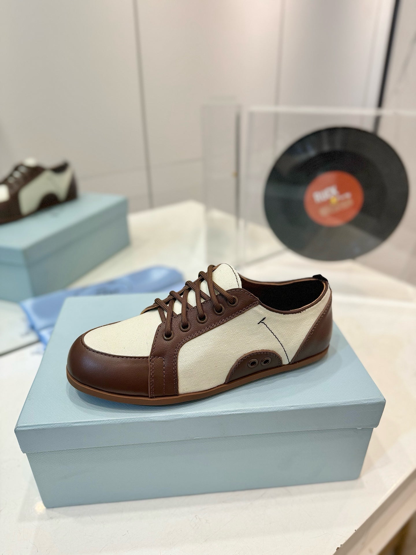 SNEAKERS IN BROWN LAMBSKIN AND WHITE CANVAS