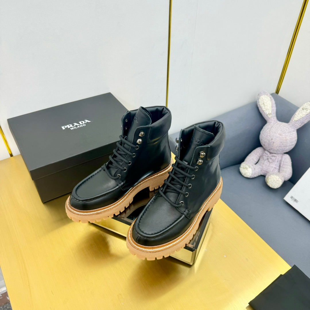 LACE-UP ANKLE BOOTS IN BLACK CALFSKIN