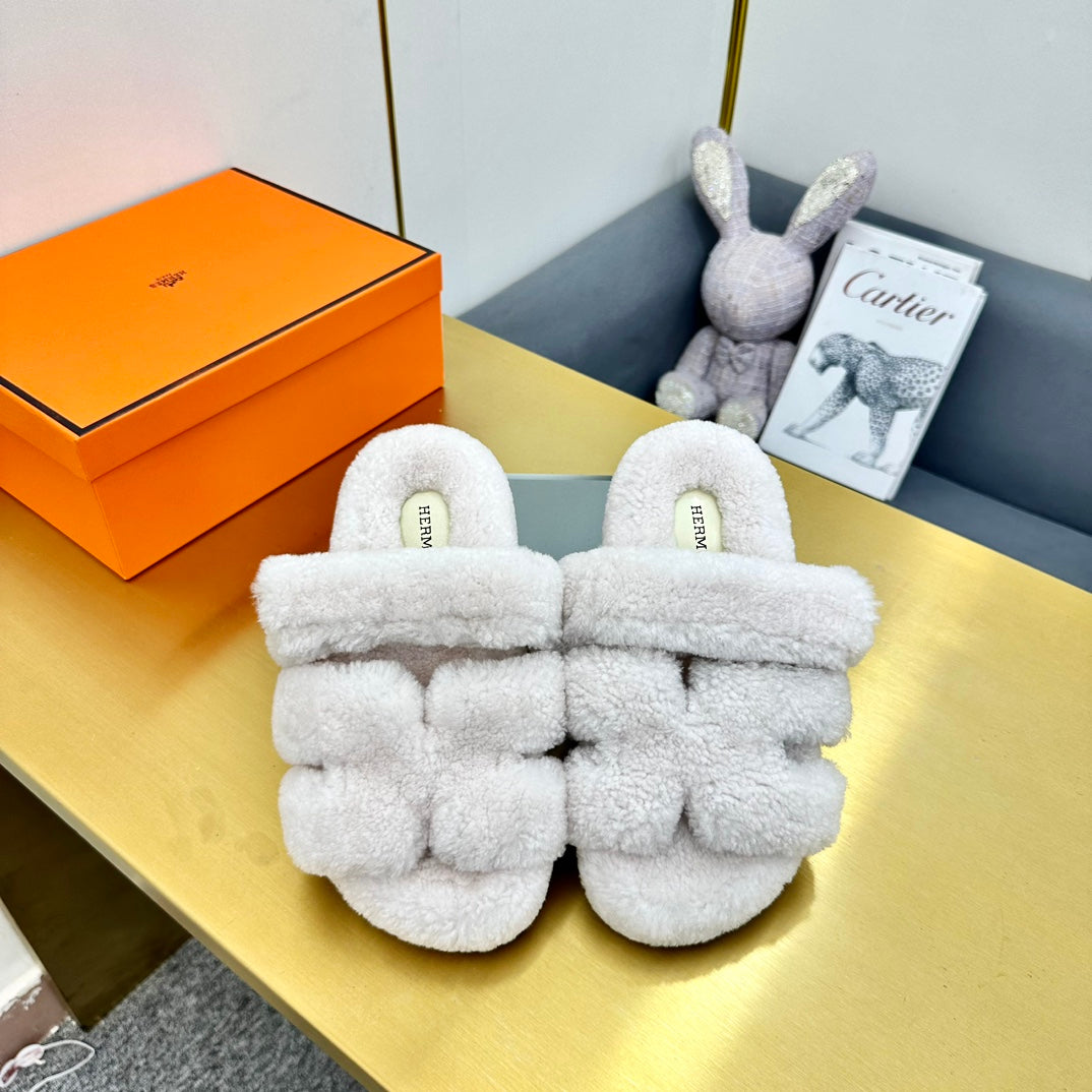 CHYPRE SANDAL IN WHITE SHEARLING