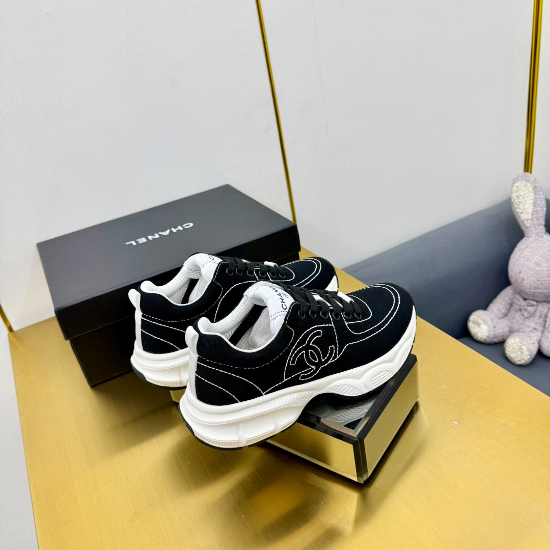 SNEAKER IN BLACK MIX WHITE BREATHABLE FABRIC