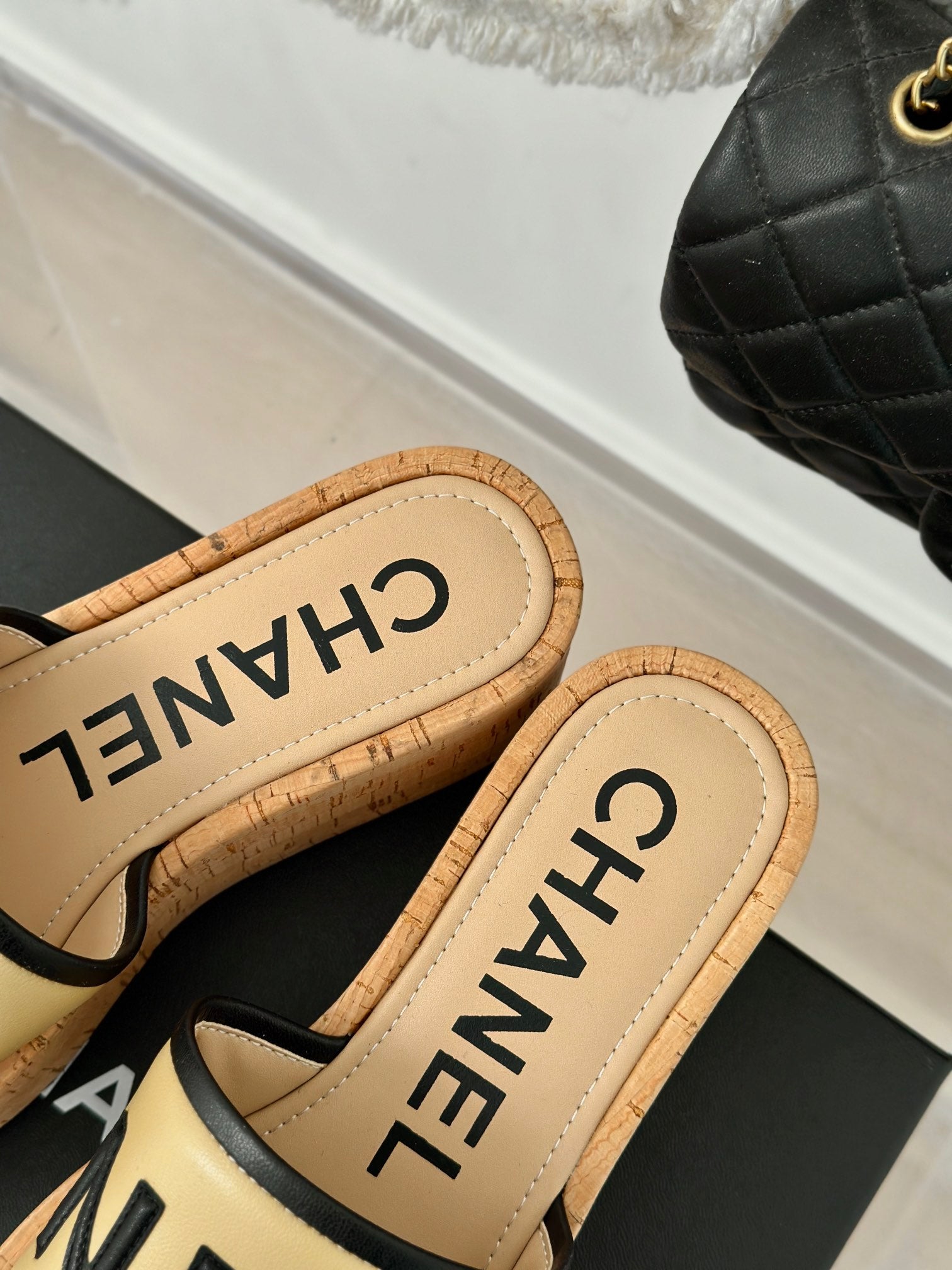 THICK SOLE LETTER SLIPPERS IN DARK CREAM SHEEPSKIN