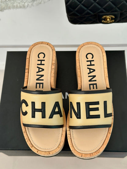 THICK SOLE LETTER SLIPPERS IN DARK CREAM SHEEPSKIN
