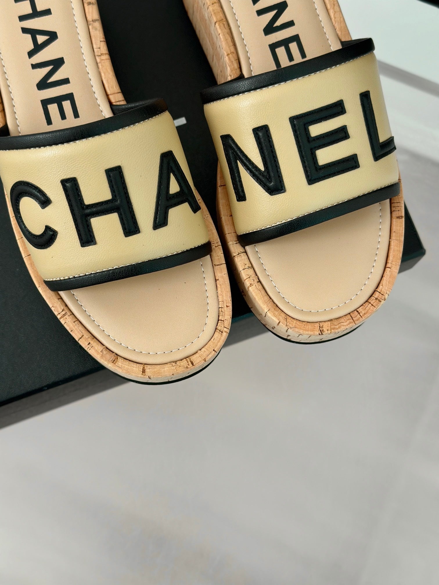 THICK SOLE LETTER SLIPPERS IN DARK CREAM SHEEPSKIN