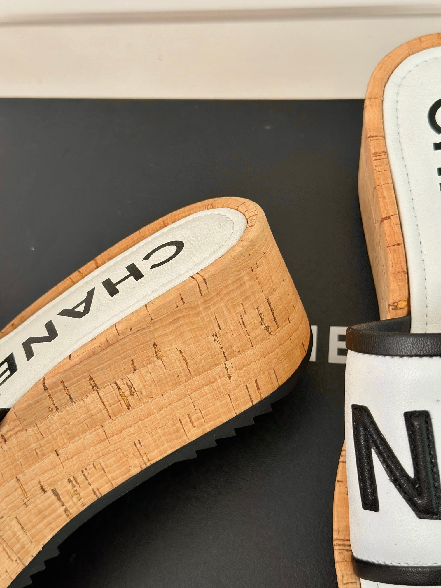 THICK SOLE LETTER SLIPPERS IN WHITE SHEEPSKIN