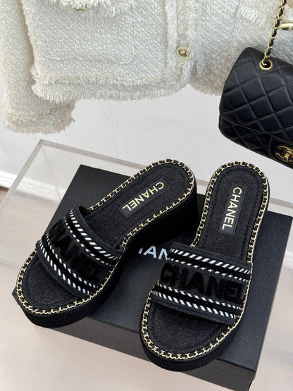 THICK SOLE WEDGE SLIPPERS IN BLACK DENIM FABRIC