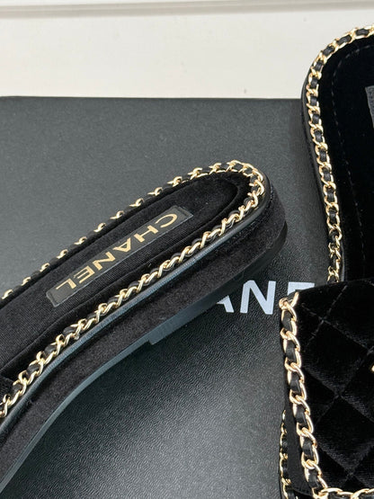 FLAT CHAIN HEART SLIPPER IN BLACK VELVET