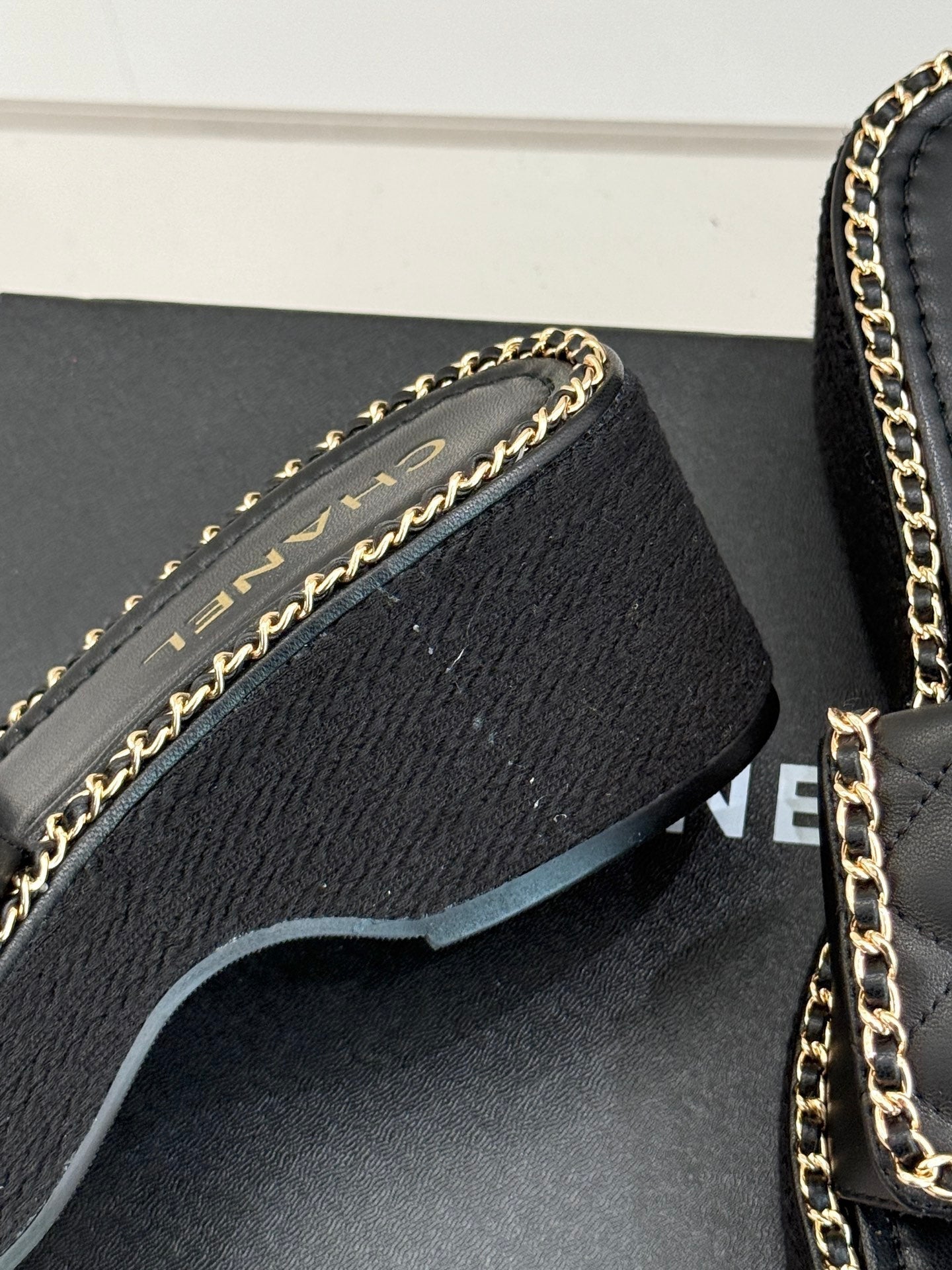 THICK-SOLED CHAIN HEART SLIPPER IN BLACK LAMBSKIN