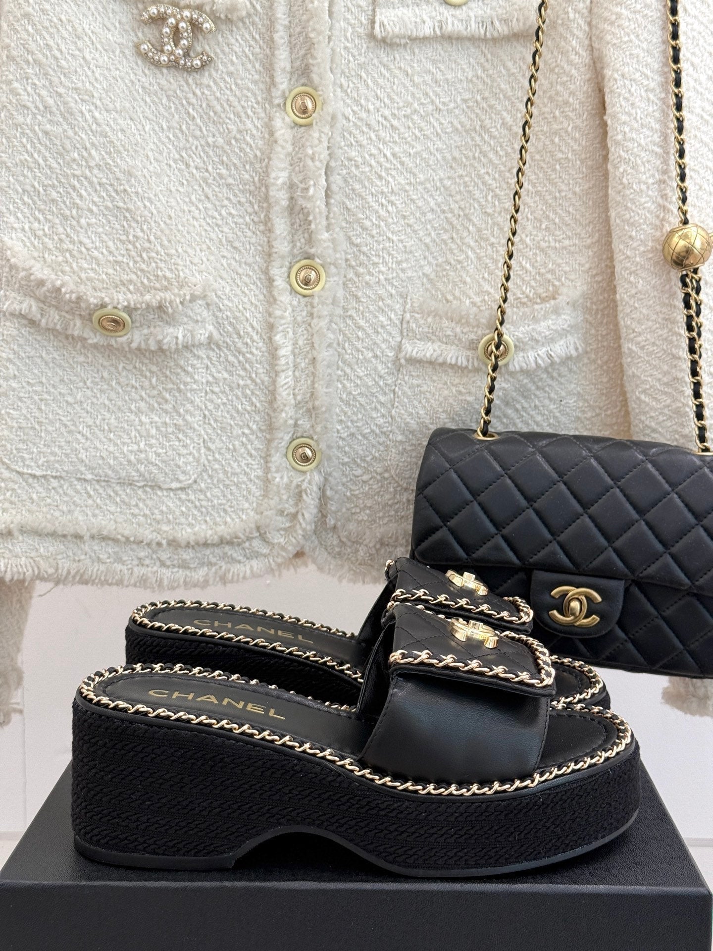 THICK-SOLED CHAIN HEART SLIPPER IN BLACK LAMBSKIN