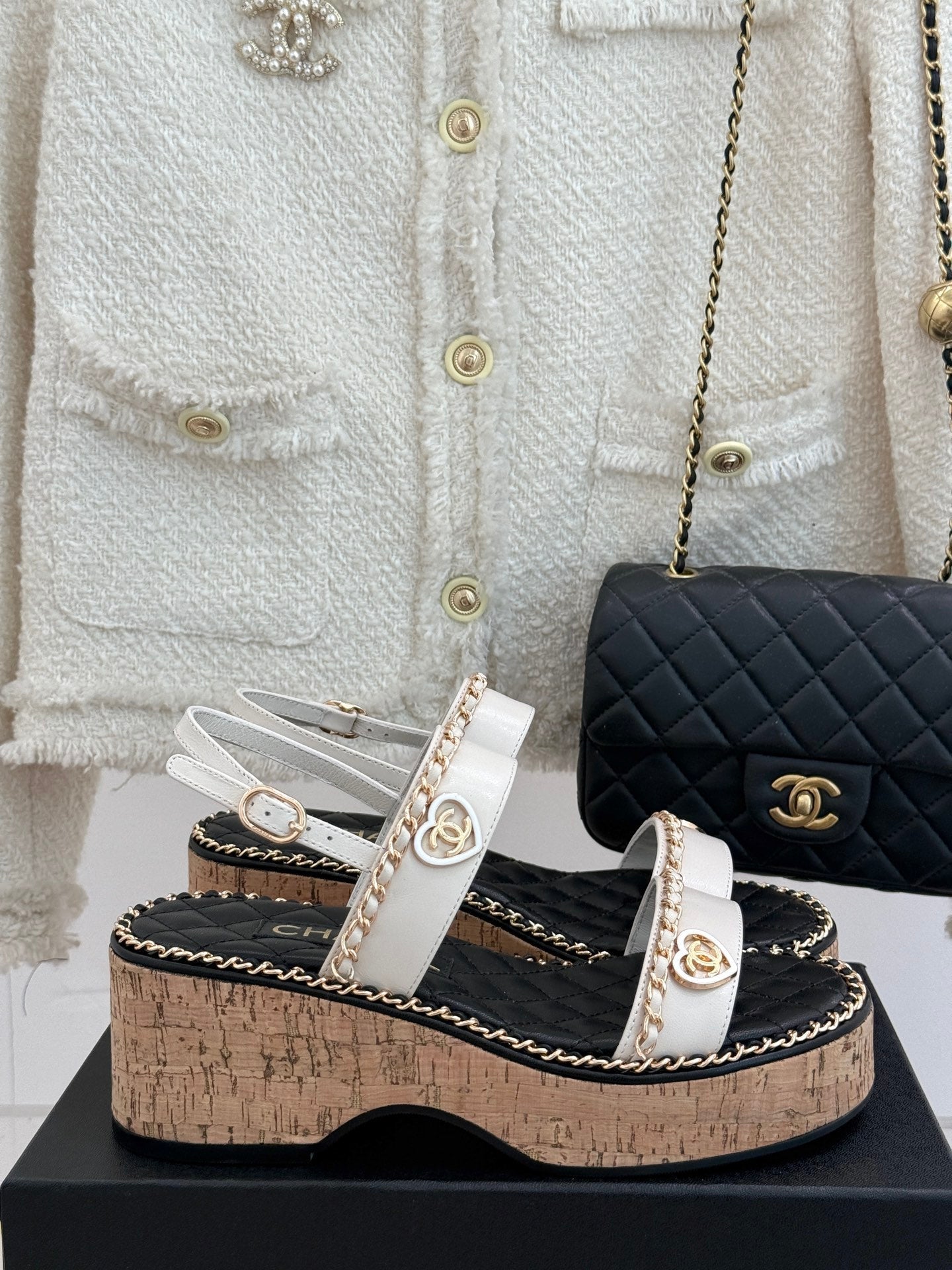 THICK-SOLED CHAIN HEART SANDAL IN WHITE LAMBSKIN