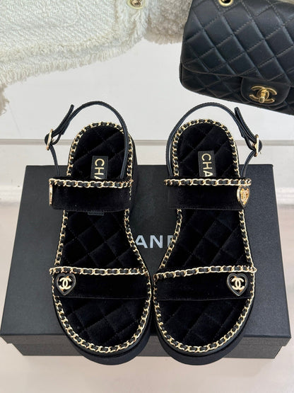 THICK-SOLED CHAIN HEART SANDAL IN BLACK VELVET