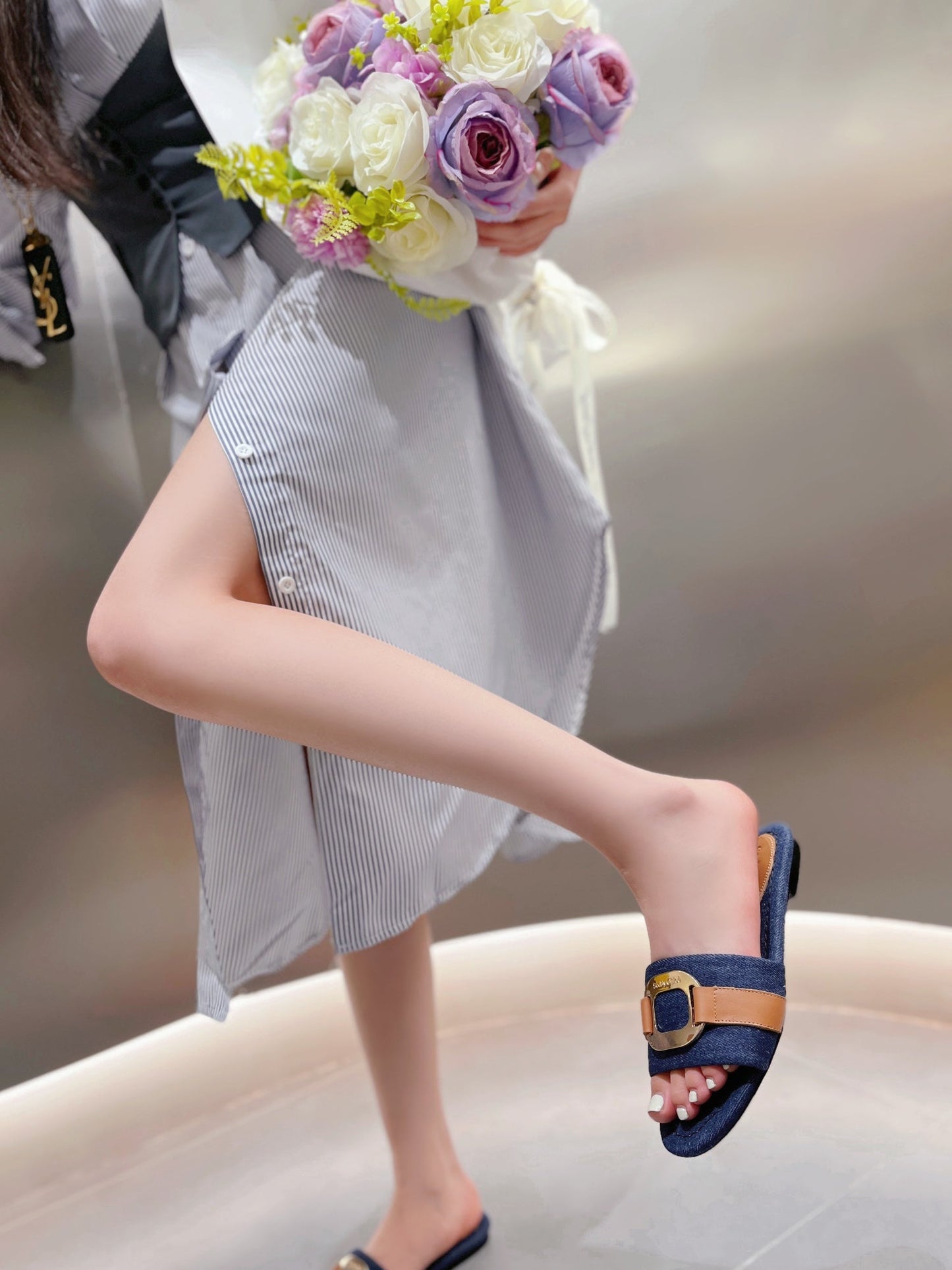 SLIDE MULE IN NAVY BLUE DENIM AND BROWN CALFSKIN GOLD HARDWARE