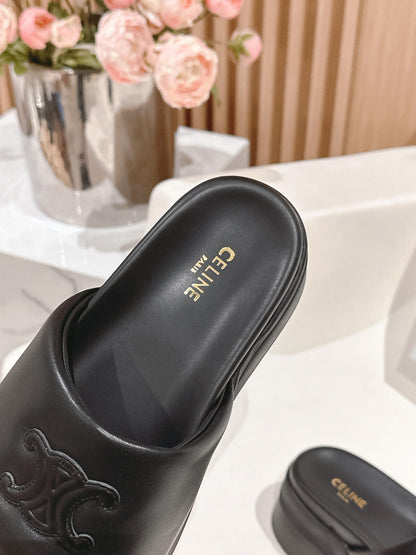 BLOCK SLIDE WITH TRIOMPHE IN BLACK SMOOTH LAMBSKIN