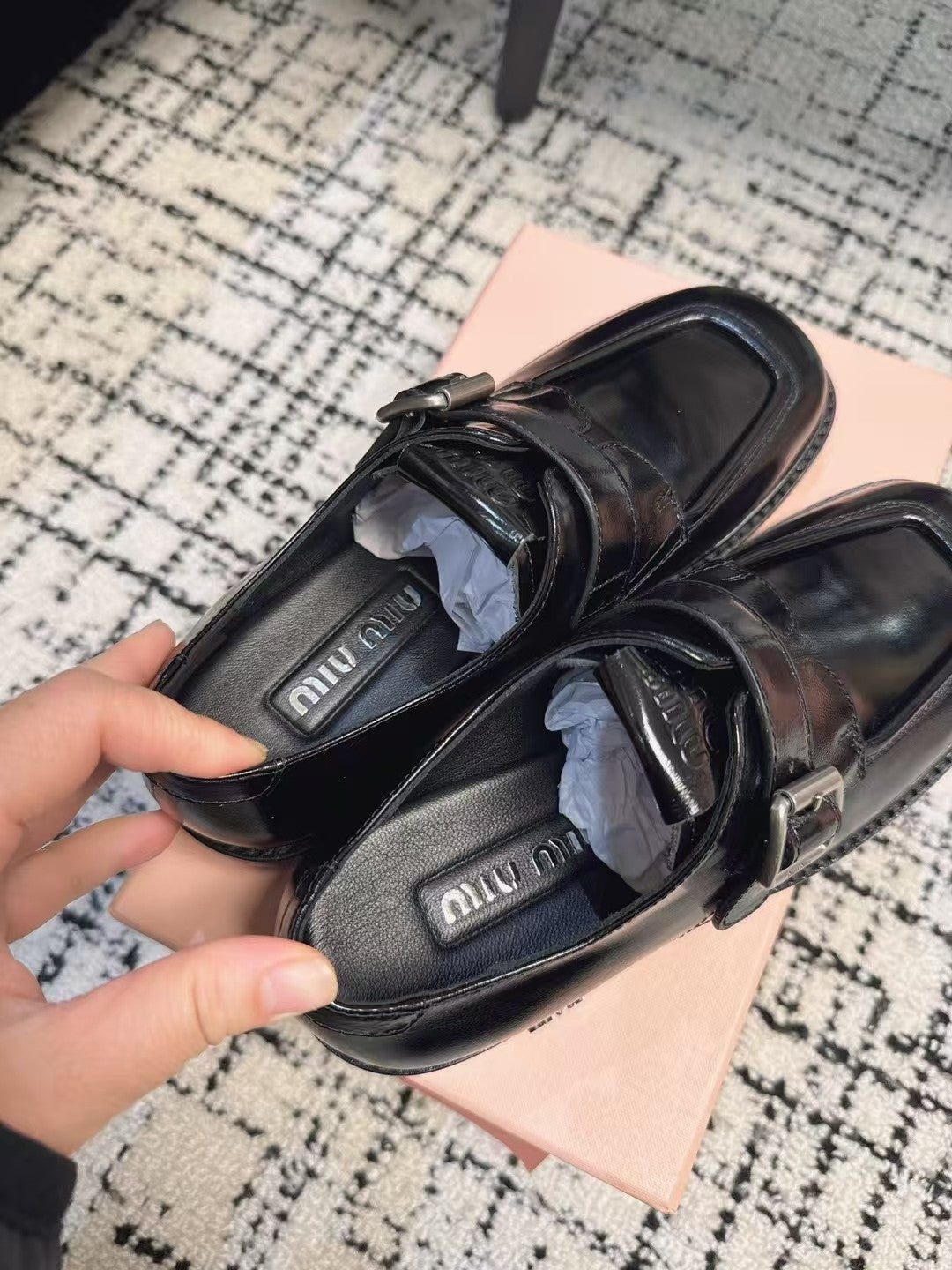 SQUARE TOE OXFORD IN BLACK SHINY CALFSKIN