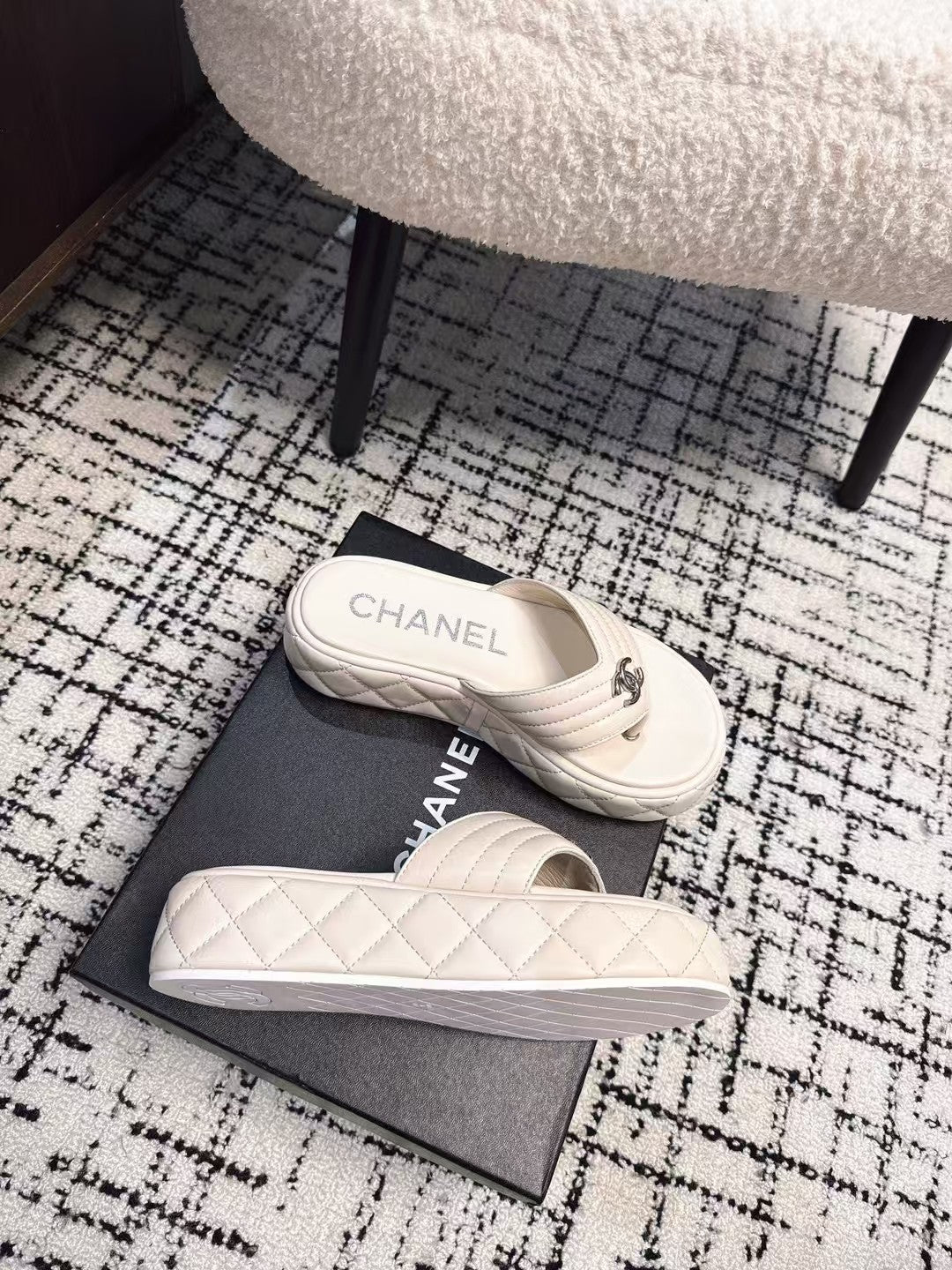 THICK-SOLED THONG SLIPPERS IN WHITE CALFSKIN
