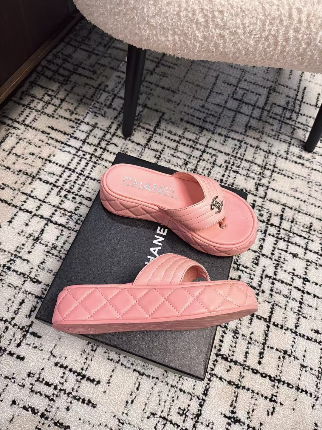 THICK-SOLED THONG SLIPPERS IN BRIGHT PINK CALFSKIN