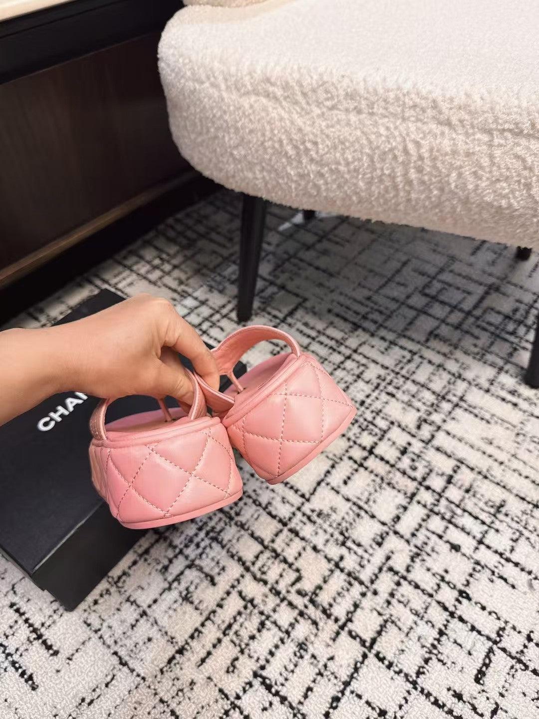 THICK-SOLED THONG SLIPPERS IN BRIGHT PINK CALFSKIN