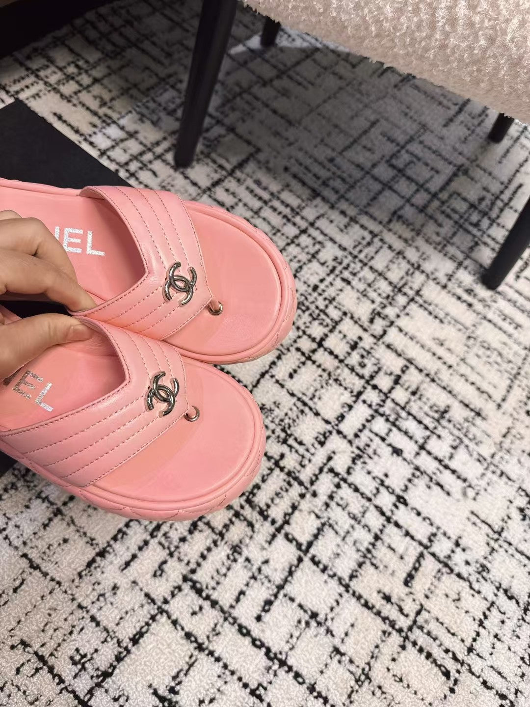THICK-SOLED THONG SLIPPERS IN BRIGHT PINK CALFSKIN