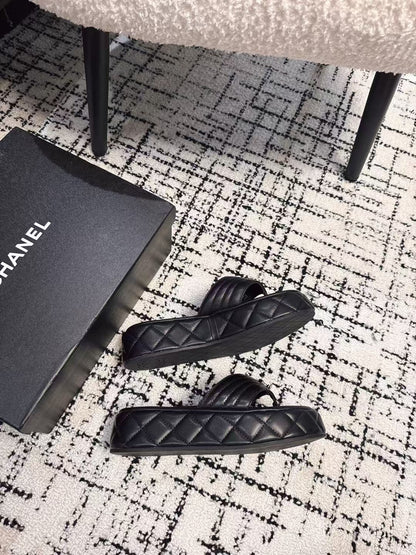 THICK-SOLED THONG SLIPPERS IN BLACK CALFSKIN