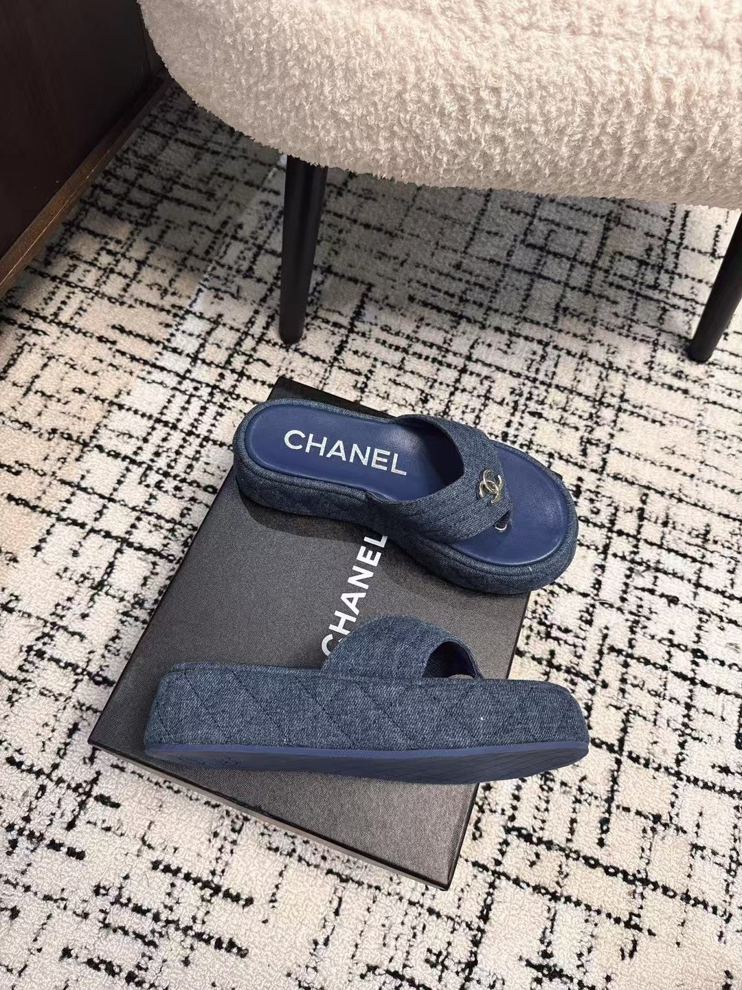 THICK-SOLED THONG SLIPPERS IN NAVY BLUE DENIM