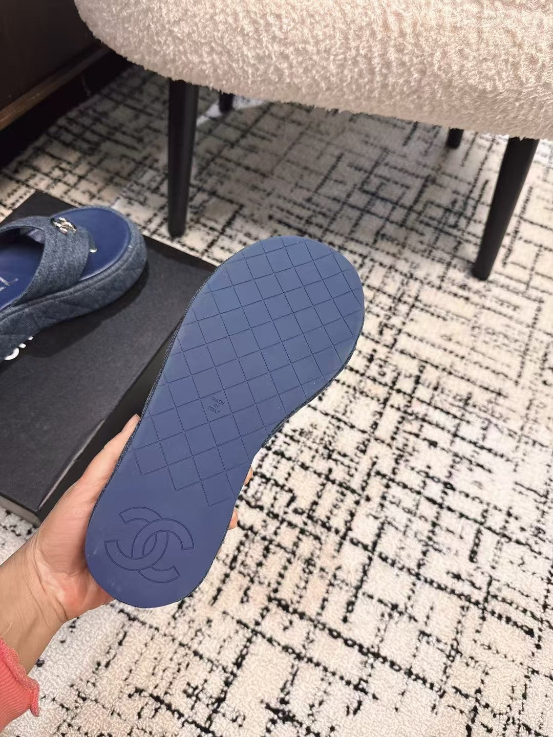 THICK-SOLED THONG SLIPPERS IN NAVY BLUE DENIM