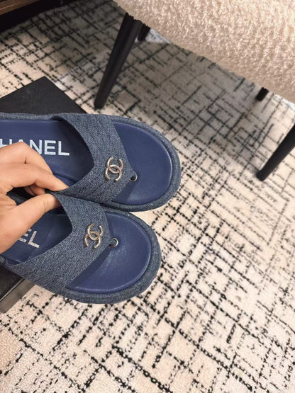 THICK-SOLED THONG SLIPPERS IN NAVY BLUE DENIM
