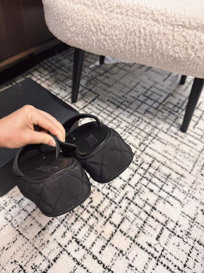 THICK-SOLED THONG SLIPPERS IN BLACK DENIM