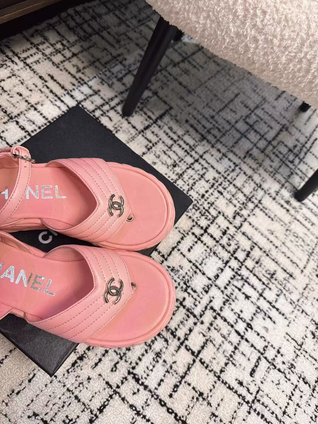 THICK-SOLED THONG SANDAL IN BRIGHT PINK LAMBSKIN