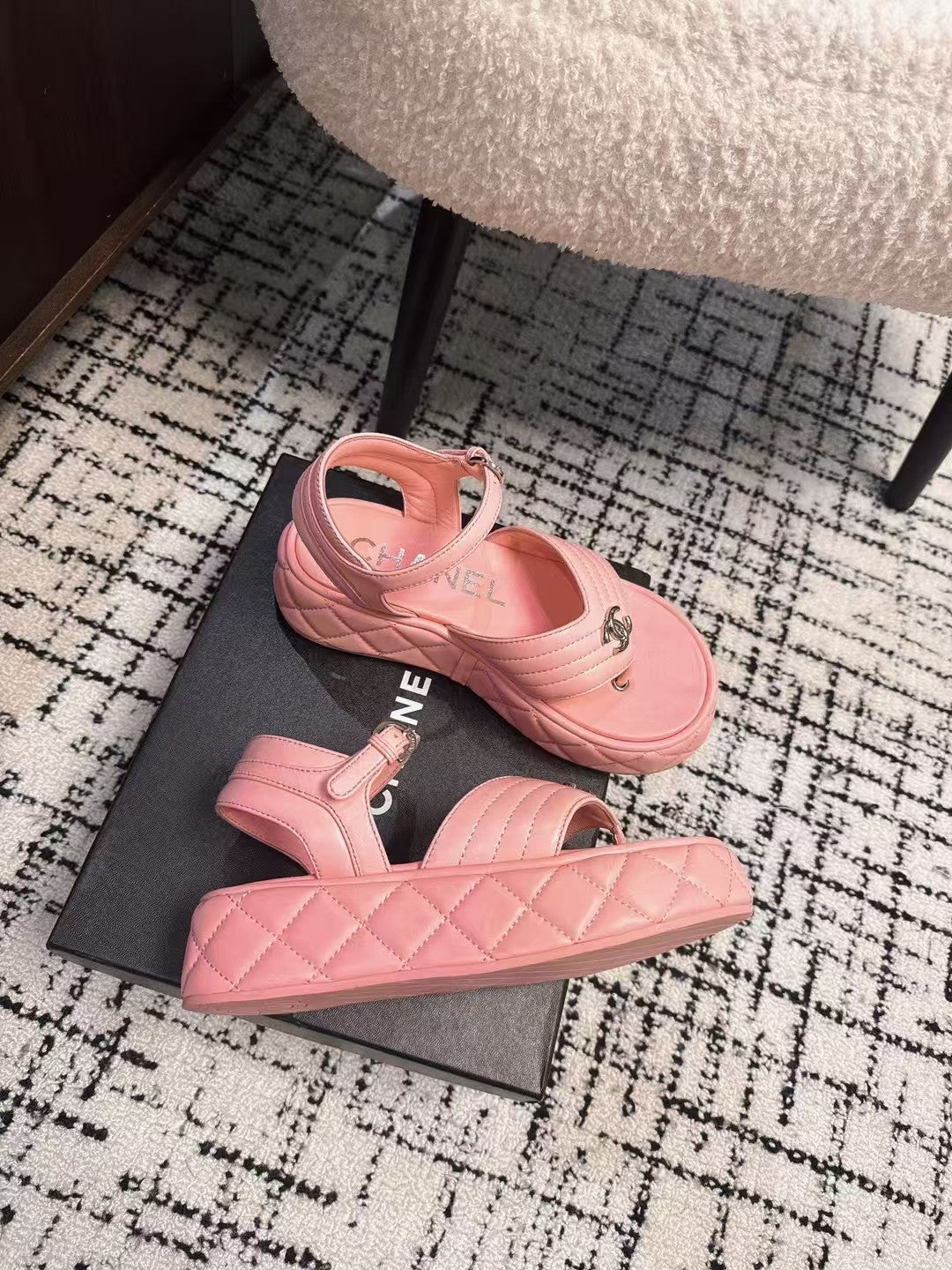 THICK-SOLED THONG SANDAL IN BRIGHT PINK LAMBSKIN