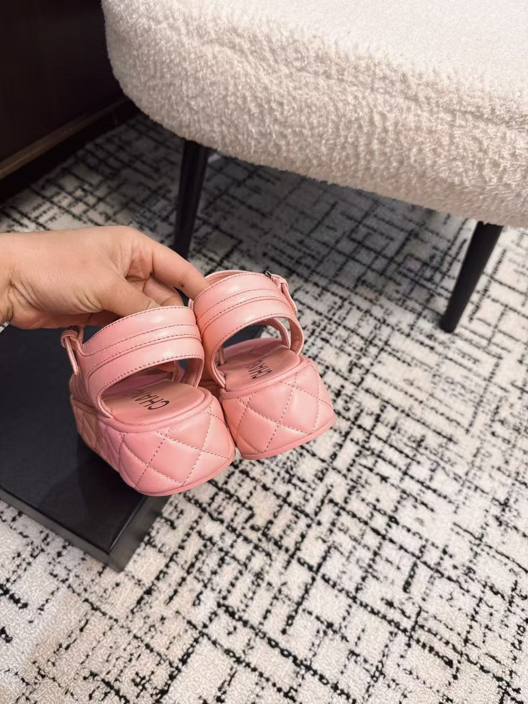 THICK-SOLED THONG SANDAL IN BRIGHT PINK LAMBSKIN
