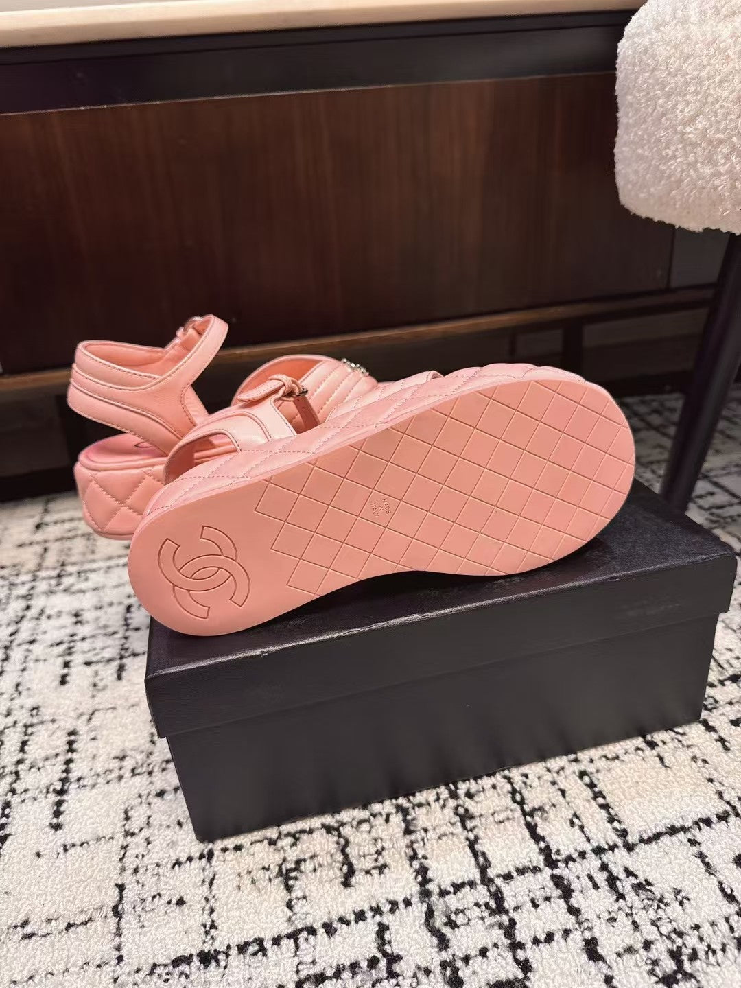 THICK-SOLED THONG SANDAL IN BRIGHT PINK LAMBSKIN