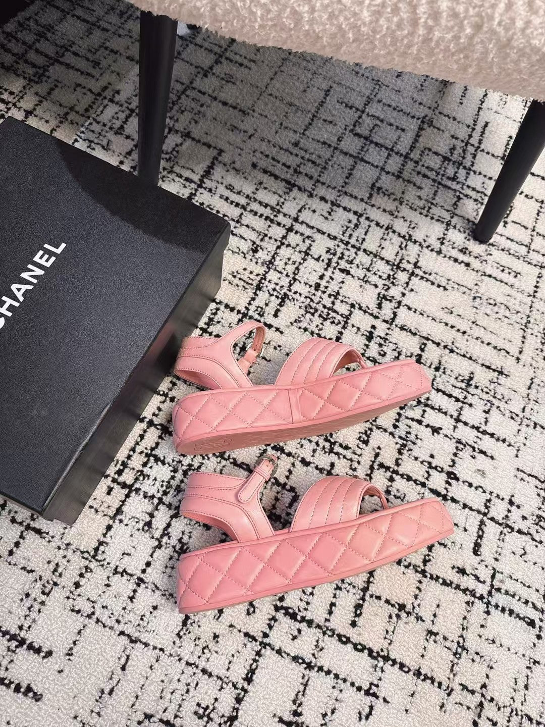 THICK-SOLED THONG SANDAL IN BRIGHT PINK LAMBSKIN