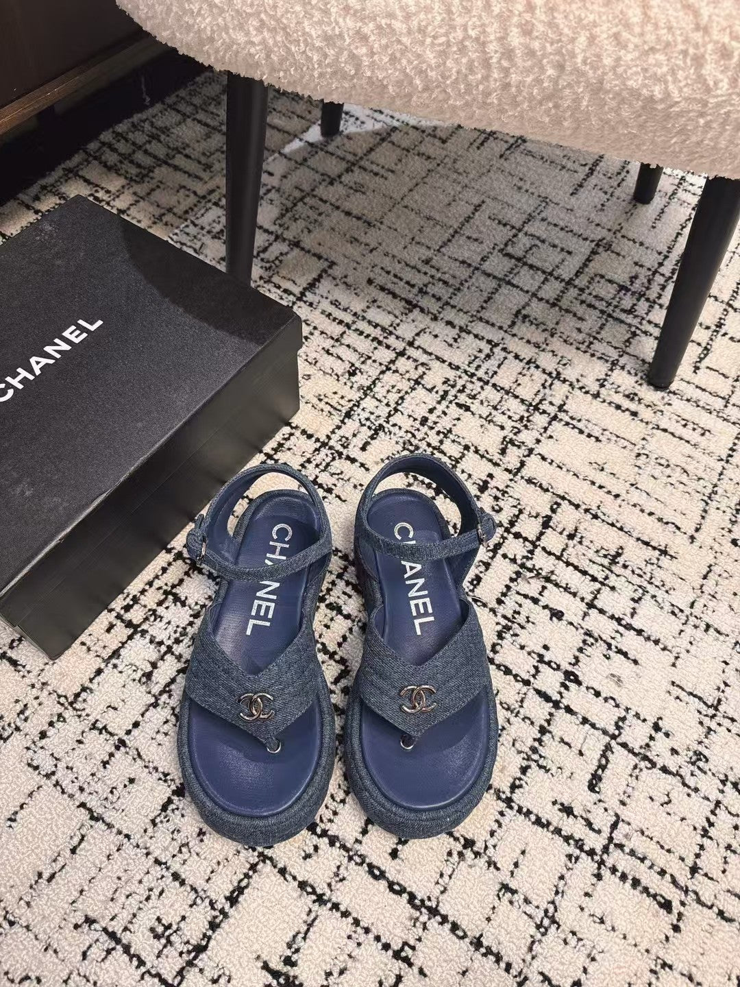 THICK-SOLED THONG SANDAL IN NAVY BLUE DENIM