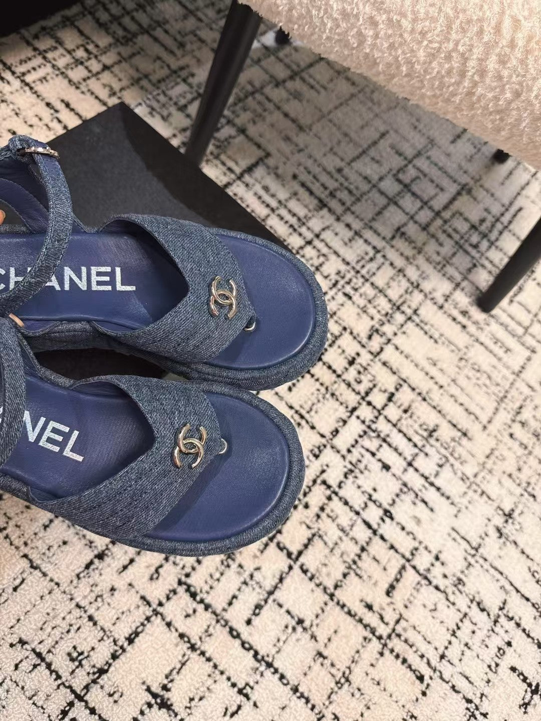 THICK-SOLED THONG SANDAL IN NAVY BLUE DENIM