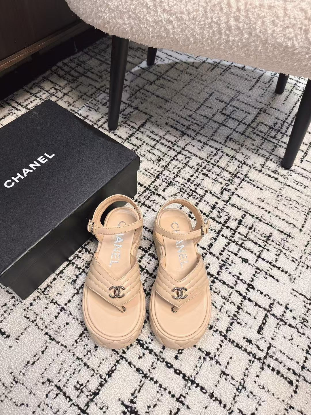 THICK-SOLED THONG SANDAL IN MACAROON BEIGE LAMBSKIN