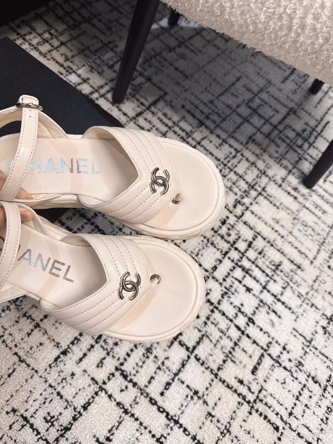 THICK-SOLED THONG SANDAL IN WHITE CREAM LAMBSKIN