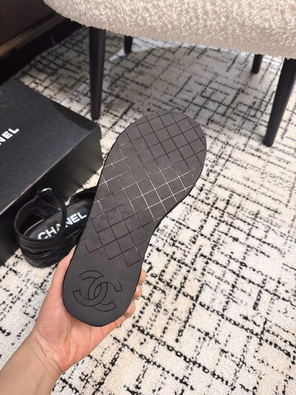 THICK-SOLED THONG SANDAL IN BLACK LAMBSKIN