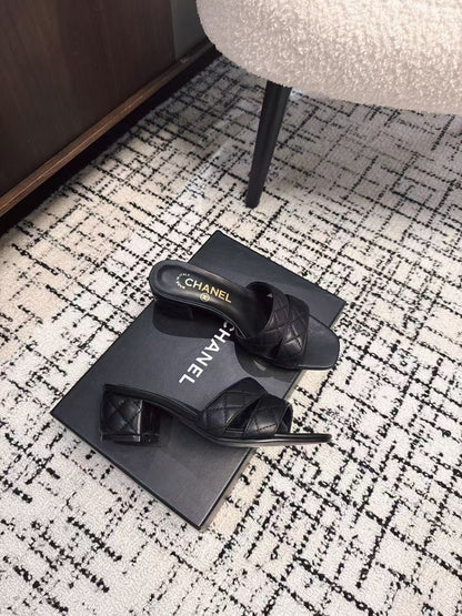 MID HEEL MULES IN BLACK SHEEPSKIN