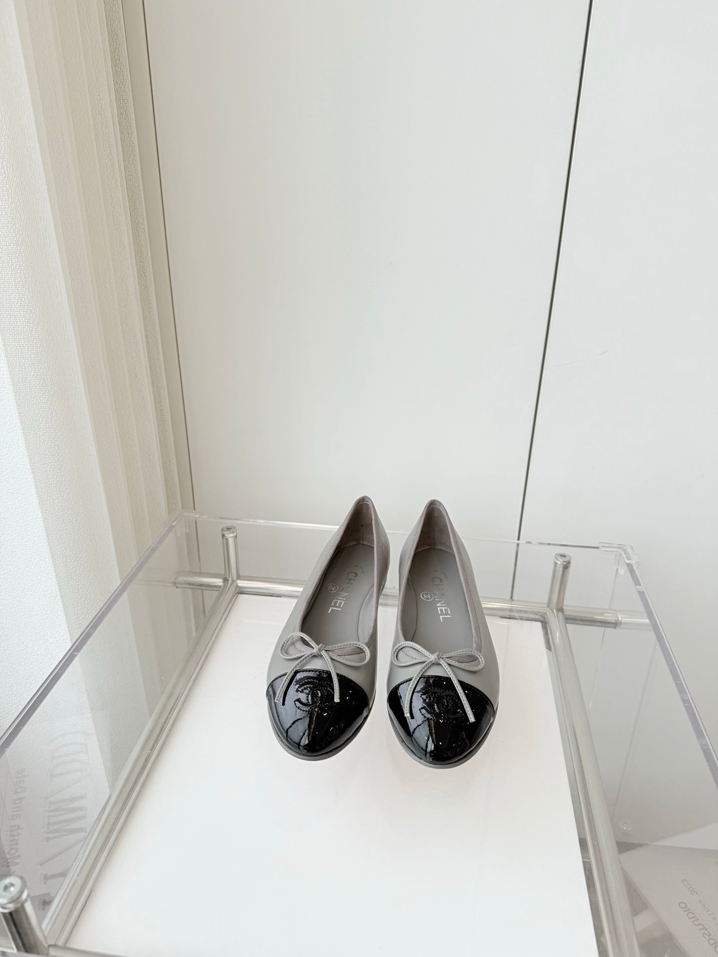 BALLET FLAT IN DOVE GRAY MIX BLACK CALFSKIN