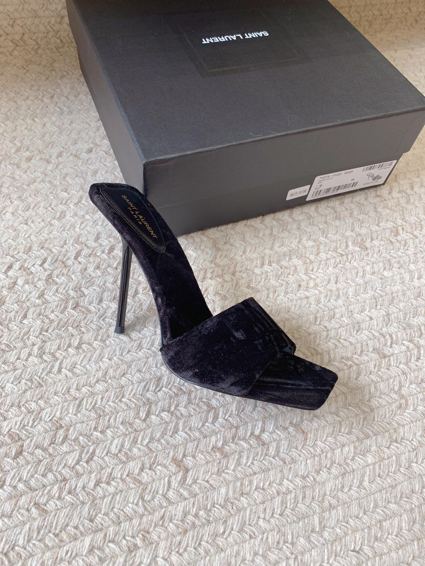 HIGH HEEL SLIDES IN BLACK VELVET
