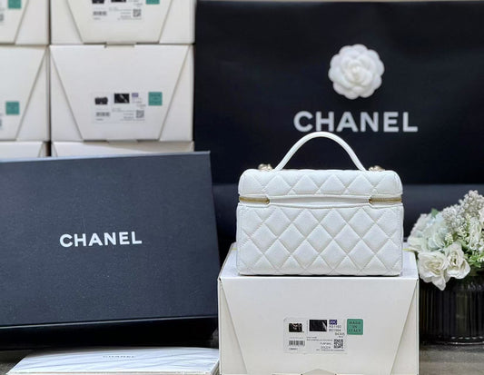 STRASS VANITY QUILTED CASE 19 IN WHITE CALFSKIN WITH GOLD METALLIC