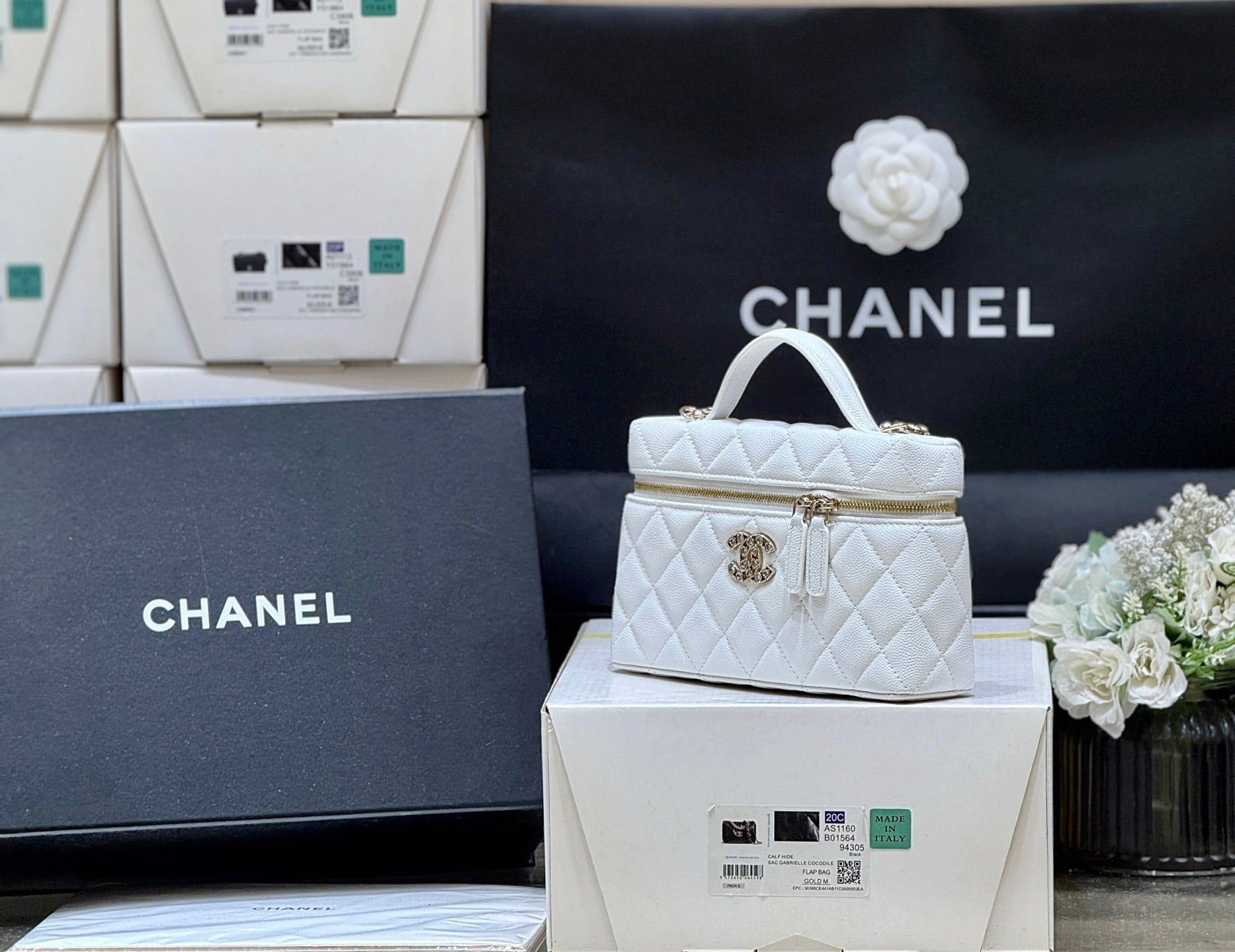 STRASS VANITY QUILTED CASE 19 IN WHITE CALFSKIN WITH GOLD METALLIC