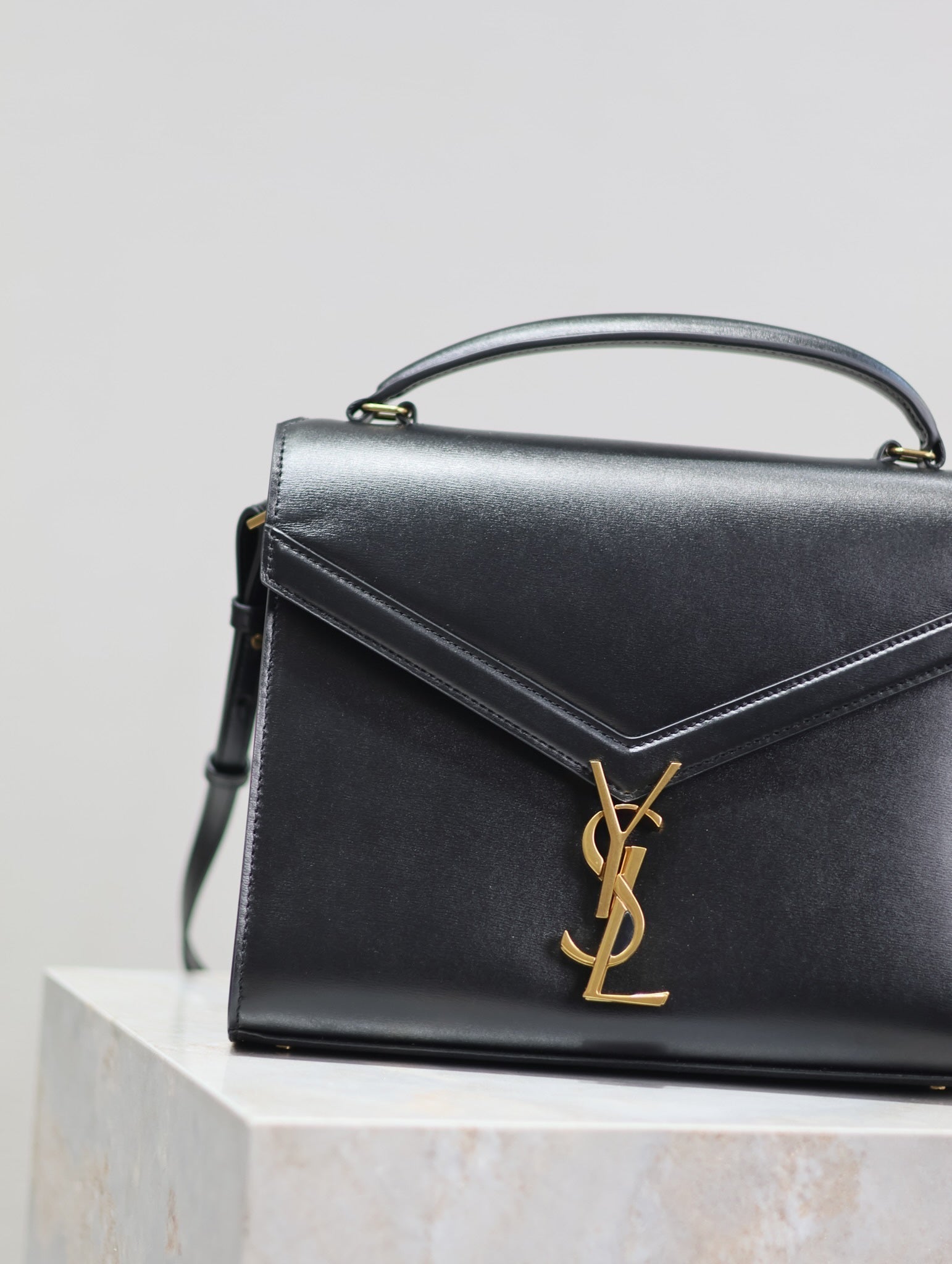 CASSANDRA TOP HANDLE BAG 24 IN BLACK SMOOTH LAMBSKIN GOLD HARDWARE