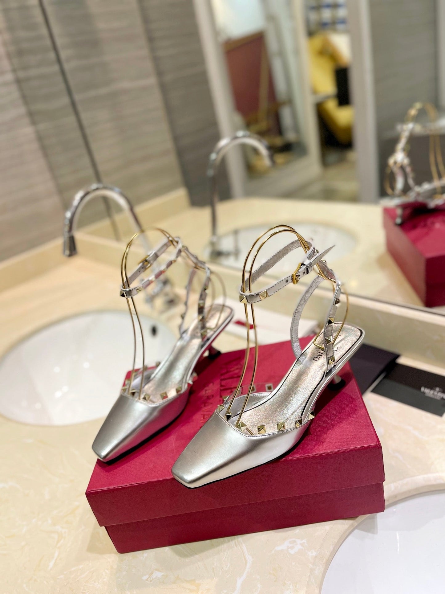 ROCKSTUD SLINGBACK IN SILVER CALFSKIN 50MM