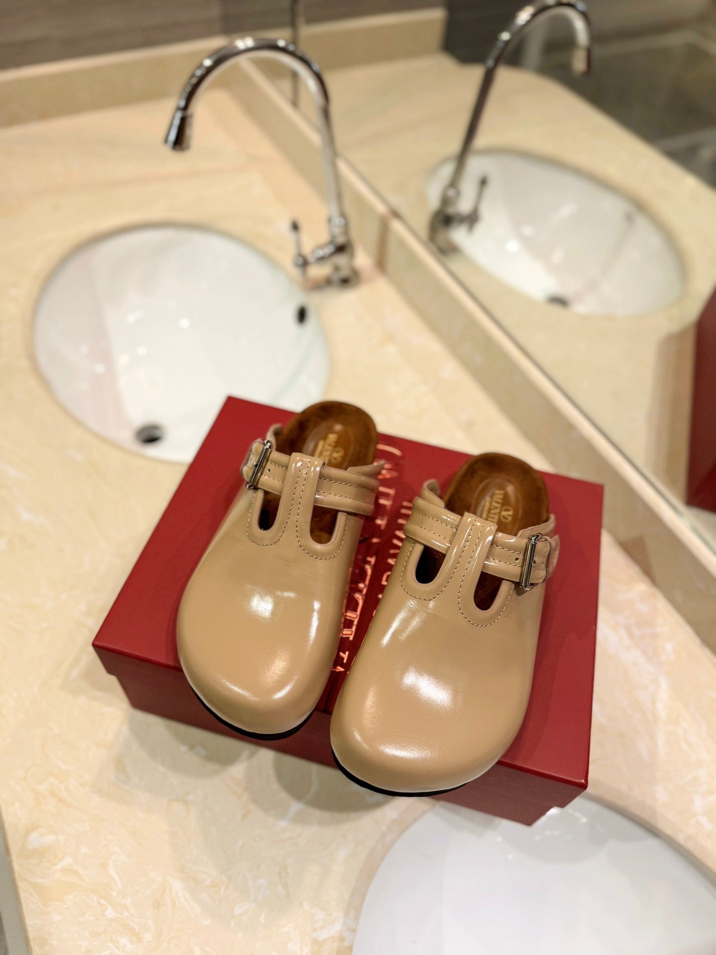 FUSSFRIEND CAMEL BROWN PATENT CALFSKIN LEATHER SABOT