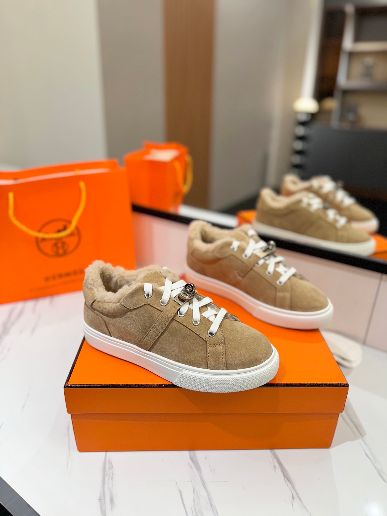 DAY SNEAKER IN TORTILLA BROWN SUEDE AND FLEECE LINING