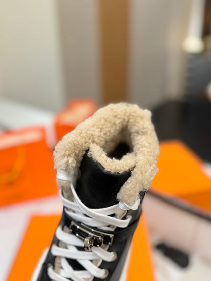 CHEALSEA BOOTS IN BLACK LAMBSKIN AND FLEECE LINING