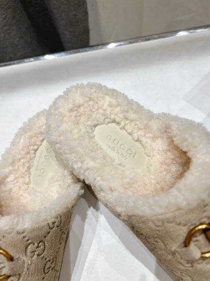 HORSEBIT MULE IN BEIGE EMBOSSED SUEDE AND FLEECE LINING