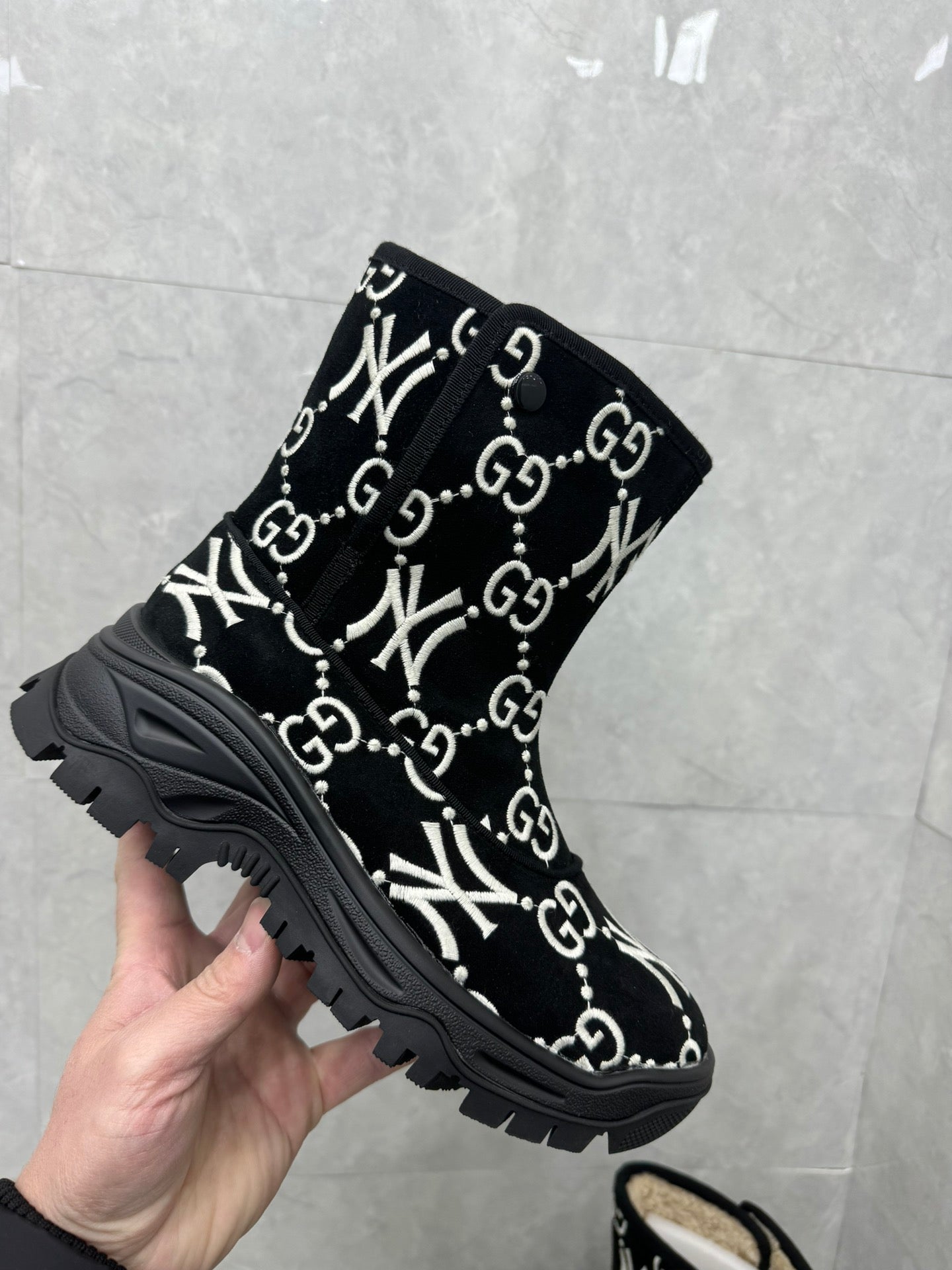 GG&NY SNOW BOOTS IN BLACK SUEDE AND WOOL LINING