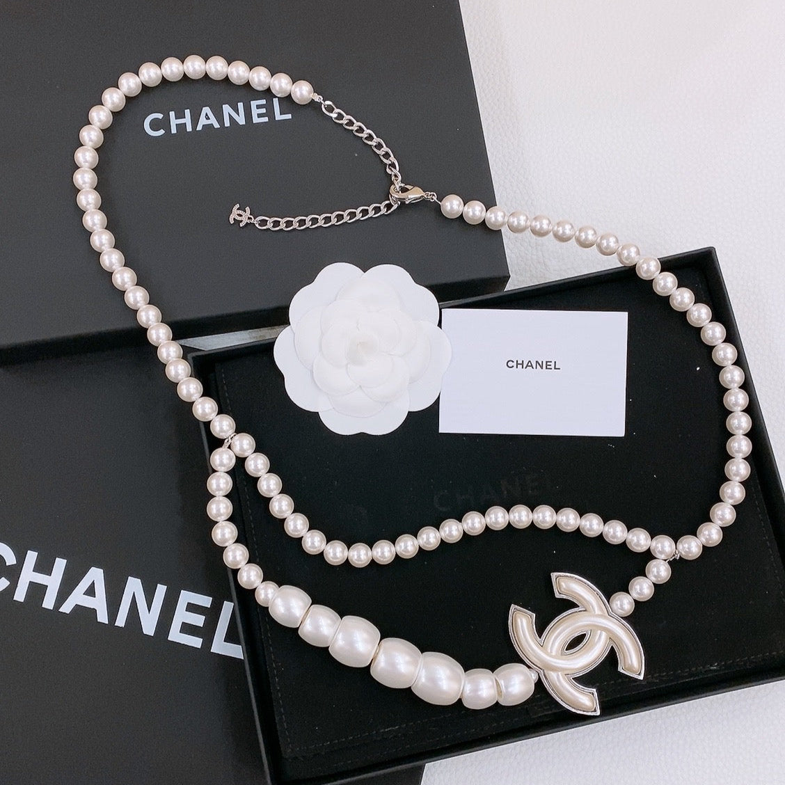 CHAIN BELT IN PEARL AND SILVER METAL