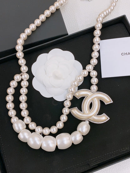 CHAIN BELT IN PEARL AND SILVER METAL